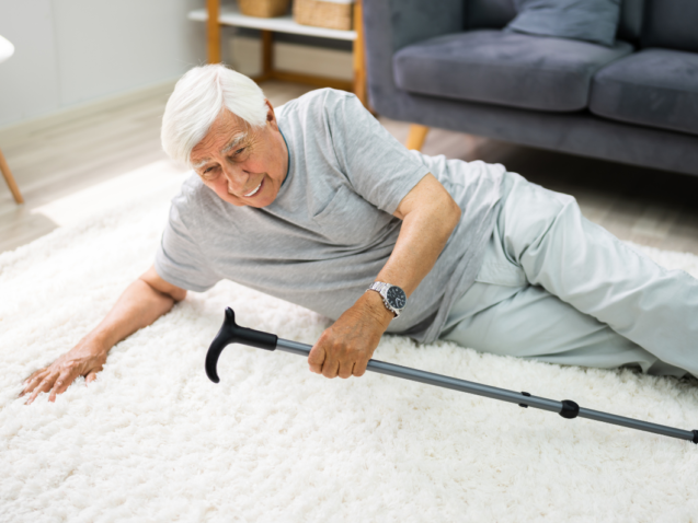 كيف نحمي كبار السن من حوادث السقوط؟